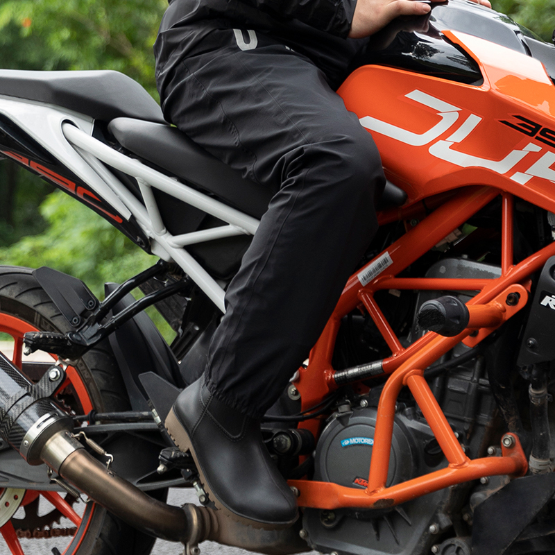 ROCKBROS Waterproof Hiking Pan - Mountain Biking In The Rain のレビューと価格